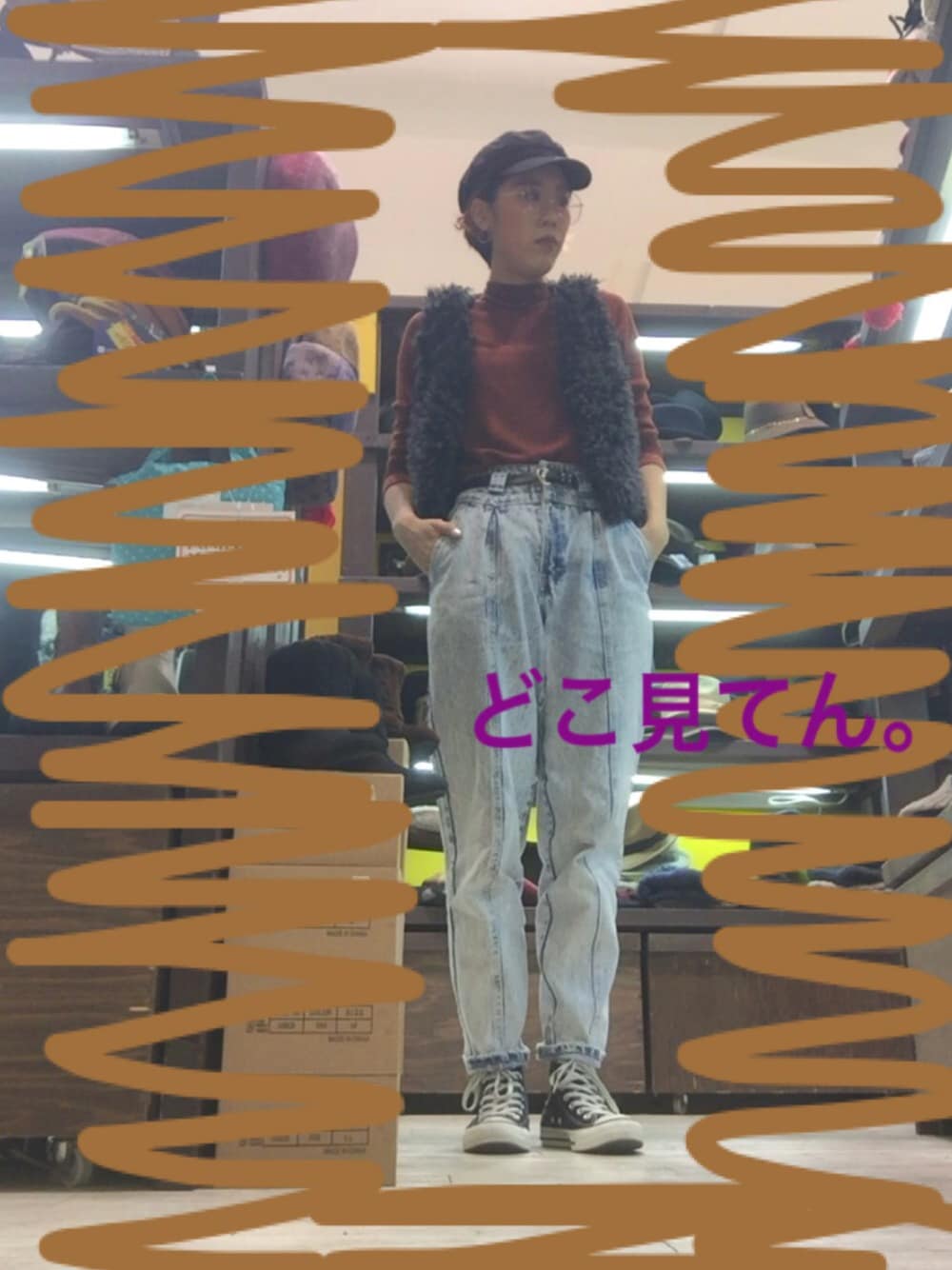 ブラウン系のニット/セーター、ブラック系のベスト、ブルー系のデニムパンツを着用したレディースの秋コーディネートの1枚目の写真