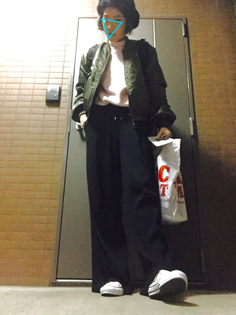 ピンク系のニット/セーター、グリーン系のブルゾン、ブラック系のその他パンツを着用したレディースの秋コーディネートの1枚目の写真