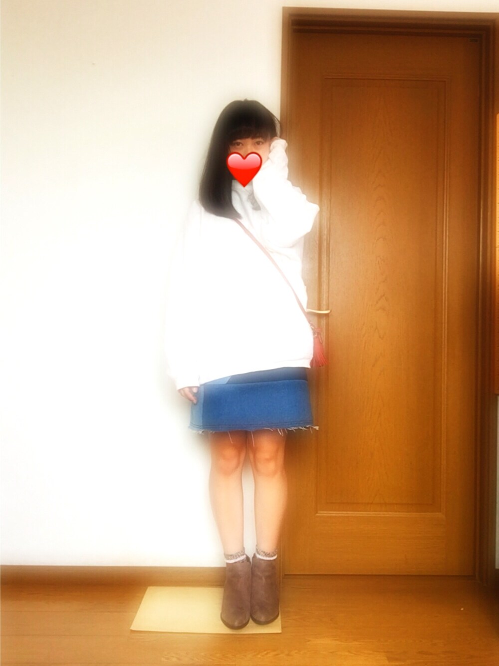 「outfit、autumn、denim、casual、オーバーサイズ、ショルダーバッグ」｜「古着屋さんのアイテム（トップス、ホワイト系）」を使った、佳澄さん（レディース・161cm）の秋コーディネートの1枚目の写真