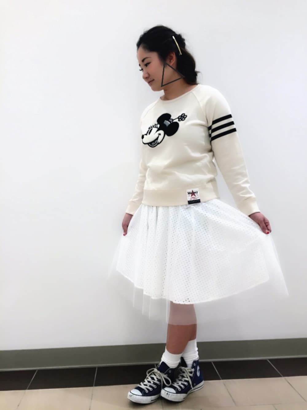 「ワントーンコーデ、コンバース、チュールスカート、ミニー、ガーリー、アレンジ」｜「AS KNOW AS PINKYのアイテム（スウェット、ホワイト系）」を使った、しょぉさん（レディース・163cm）の冬コーディネートの1枚目の写真