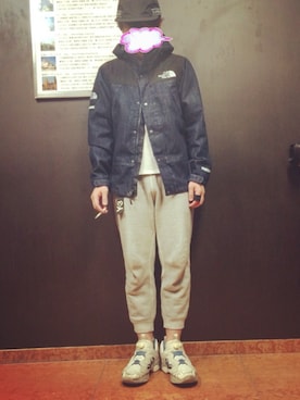 「アイテム（マウンテンパーカー、ブルー系）」を使った、SupNIKE'nさん（メンズ・175cm）の冬コーディネート