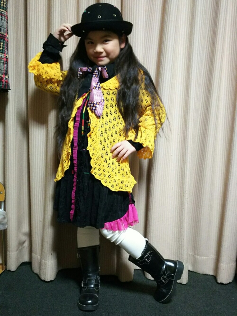 「バラテグ、黒、ブーフーウー、おさがり、女の子」｜「BACK ALLEYのアイテム（ニット/セーター、イエロー系）」を使った、akiraさん（キッズ・121cm）の冬コーディネートの1枚目の写真