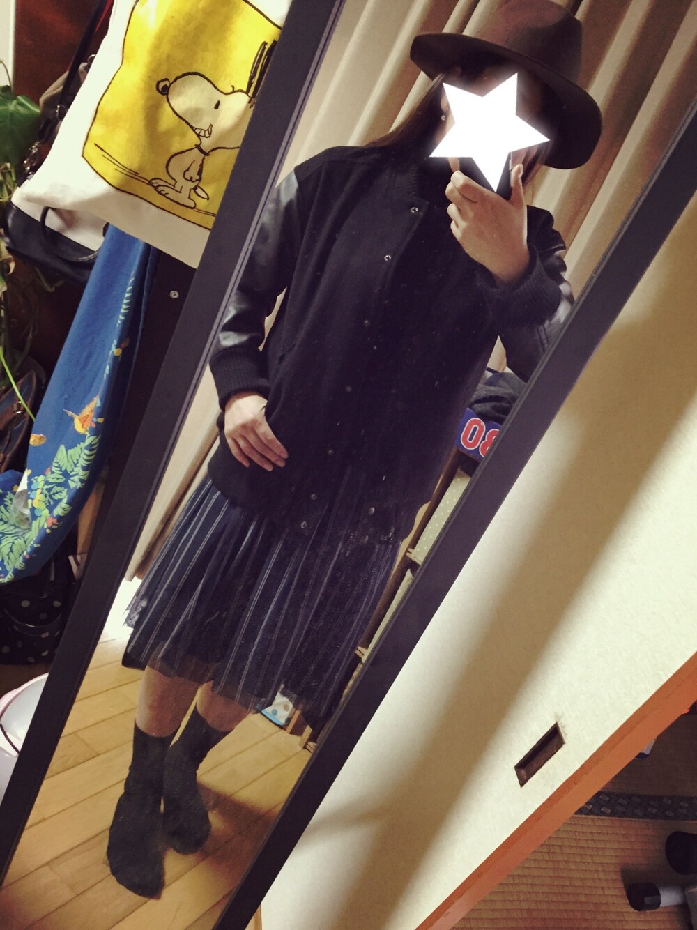 ブラック系のスタジャン、ブラック系のニット/セーター、ブルー系のスカートを着用したレディースの冬コーディネートの1枚目の写真