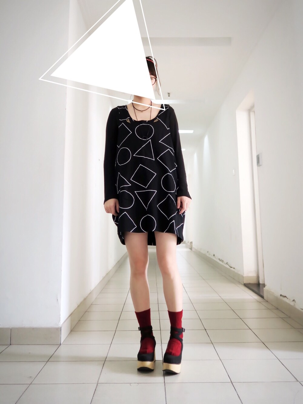 「tutuannaのアイテム（ソックス/靴下、レッド系）」を使った、木小树さん（レディース・160cm）の秋コーディネートの1枚目の写真