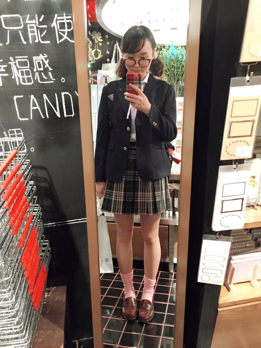「no brandのアイテム（スカート、グレー系）」を使った、木小树さん（レディース・160cm）の秋コーディネートの1枚目の写真