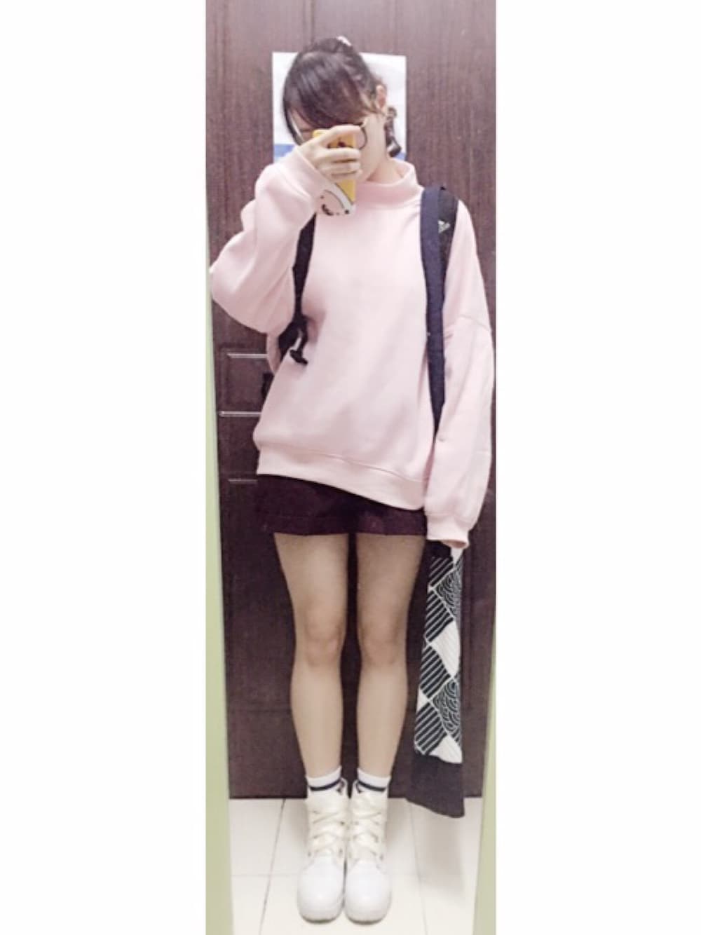 レッド系のパンツ、ブラック系のバックパック/リュック、ピンク系のトップスを着用したレディースの秋コーディネートの1枚目の写真