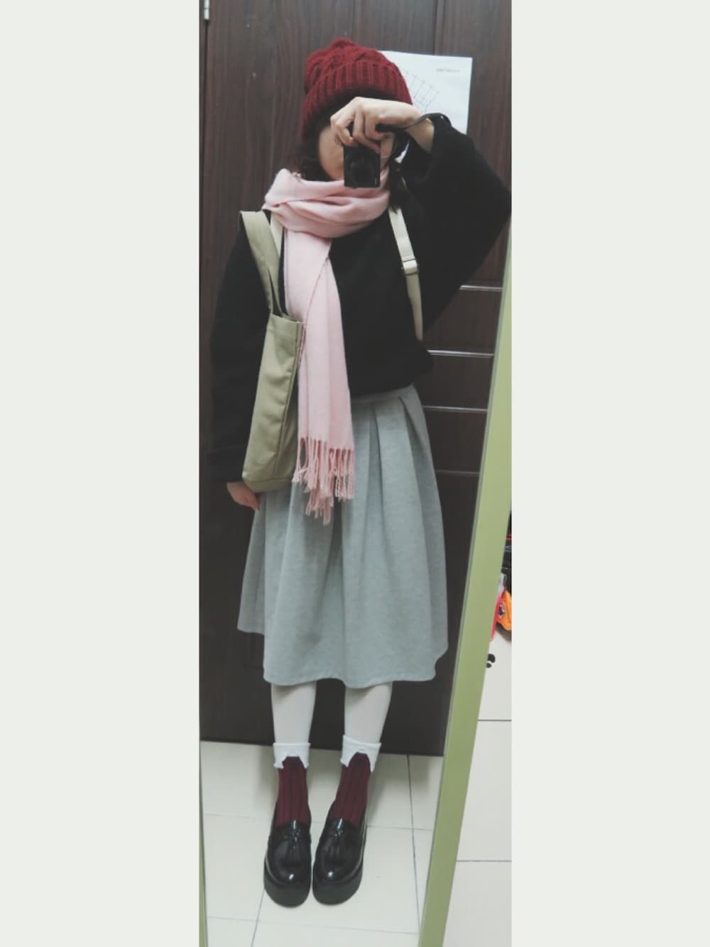「GUのアイテム（帽子、レッド系）」を使った、木小树さん（レディース・160cm）の秋コーディネートの1枚目の写真