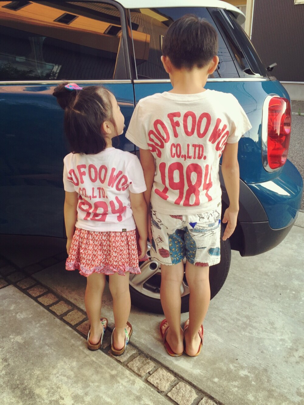 ベージュ系のTシャツ/カットソー、レッド系のスカート、ベージュ系のその他パンツを着用したキッズの夏コーディネートの1枚目の写真