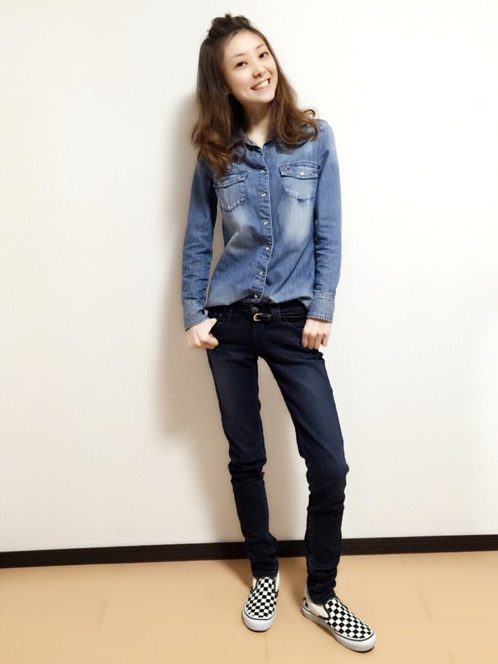 「シンプル、春、fashion、デニム、デニムオンデニム、スキニーデニム、パンツスタイル、VANS、スリッポン、きれいめカジュアル」｜「YANUKのアイテム（デニムパンツ、ブルー系）」を使った、MIKAさん（レディース・163cm）の冬コーディネートの1枚目の写真
