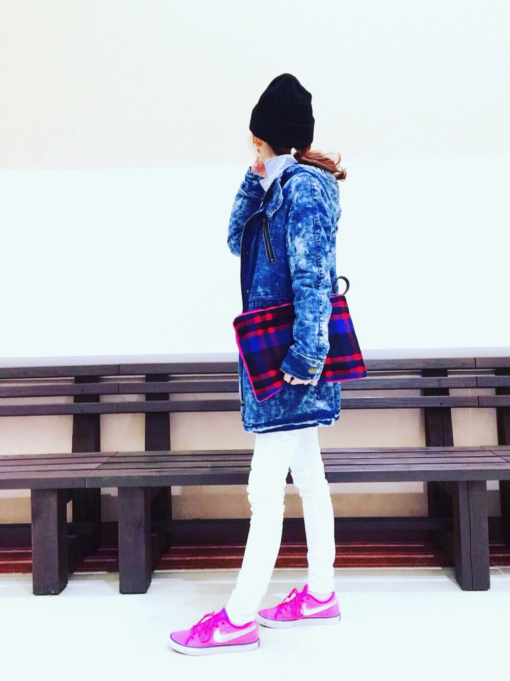 「ootd、fashion、カジュアルコーデ、春コーデ、デニムコート、ホワイトパンツ、クラッチバッグ、NIKE、ピンク、スニーカー」｜「CECIL McBEEのアイテム（モッズコート、ブルー系）」を使った、MIKAさん（レディース・163cm）の春コーディネートの1枚目の写真