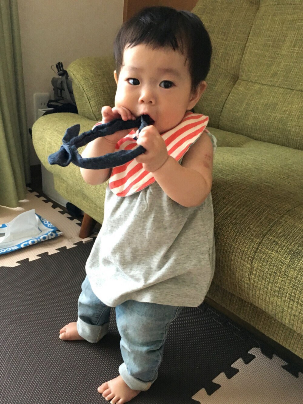 「キッズファッション、babygap、デニム、ベビーコーデ、ベビー、生後7ヶ月、ドラフトGAP」｜「babyGAPのアイテム（タンクトップ、グレー系）」を使った、harekkoさん（キッズ・70cm）の夏コーディネートの1枚目の写真