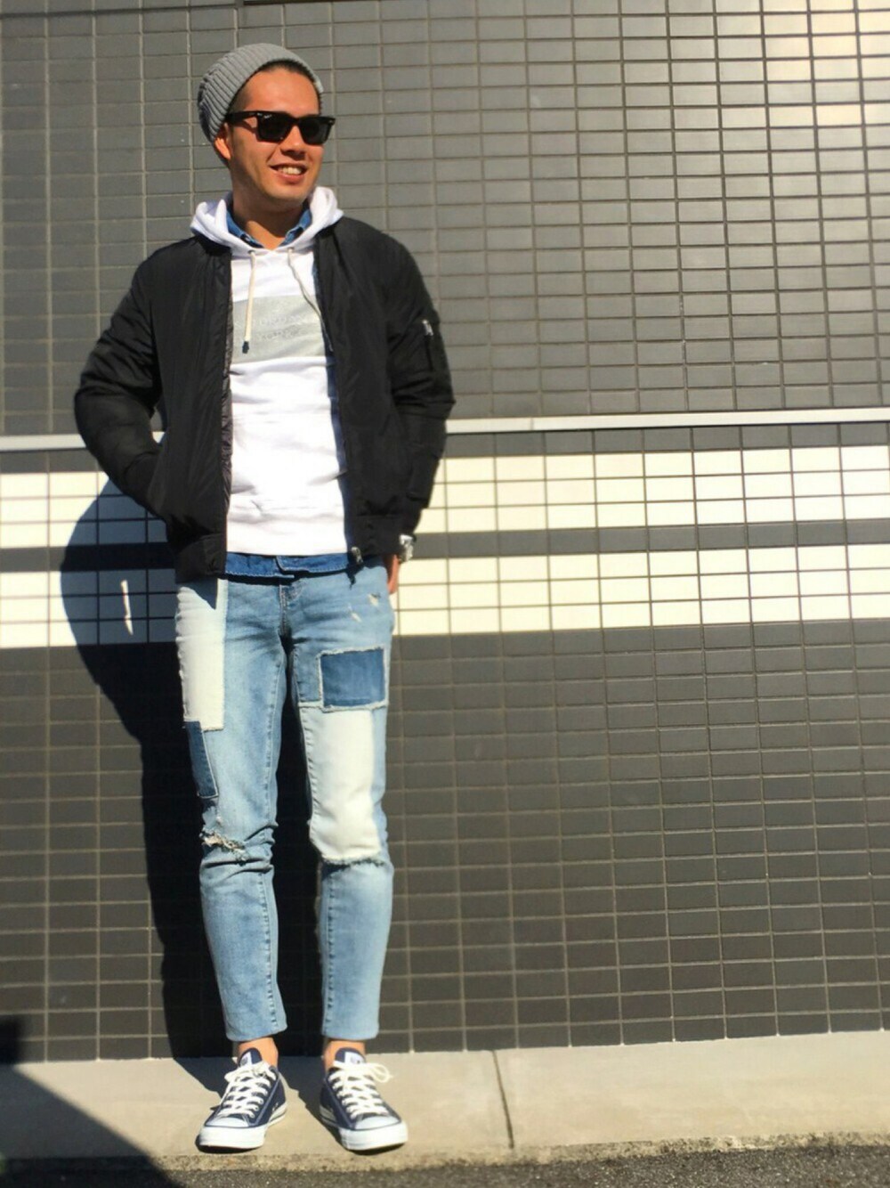 「MA-1、サタデーズ ニューヨークシティ (Saturdays NYC)、パーカー、デニムシャツ、GAP、コンバース、白パーカー」｜「Saturdays NYCのアイテム（パーカー、ホワイト系）」を使った、yu-ki.さん（メンズ・173cm）の春コーディネートの1枚目の写真