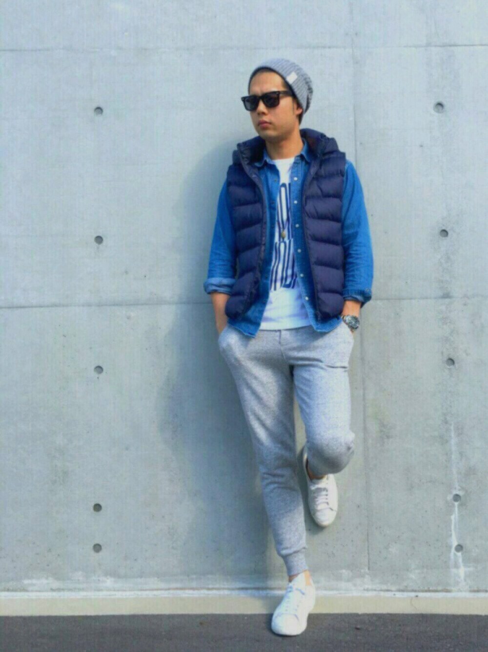 ホワイト系のTシャツ/カットソー、ブルー系のシャツ/ブラウス、ブルー系のダウンベストを着用したメンズの春コーディネートの1枚目の写真