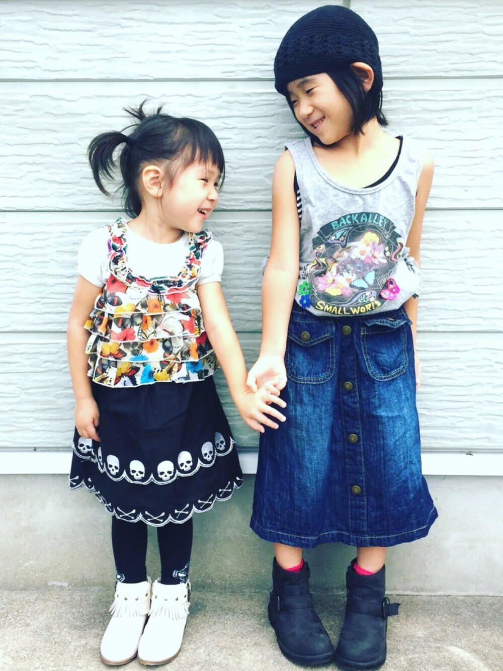 「秋コーデ、3歳、6歳、姉妹コーデ、used mix、古着、rock、kidsfashion、モノトーンコーデ、デニムスカート」｜「bloc clothingのアイテム（キャミソール、その他）」を使った、kawasakiさん（キッズ・100cm）の秋コーディネートの1枚目の写真