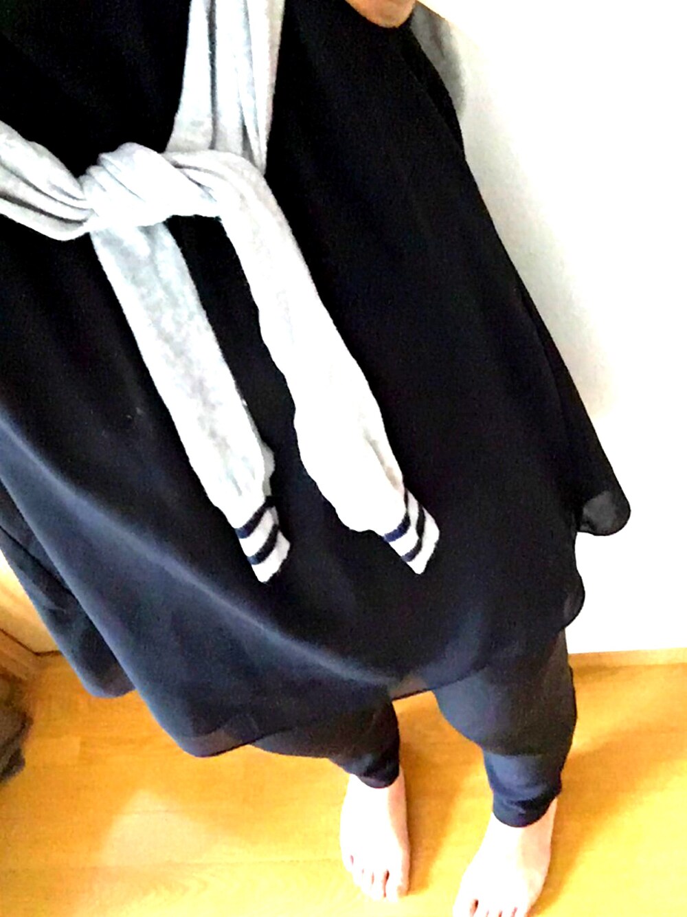 グレー系のカーディガン/ボレロ、ブラック系のシャツ/ブラウス、ブラック系のパンツを着用したレディースの秋コーディネートの1枚目の写真