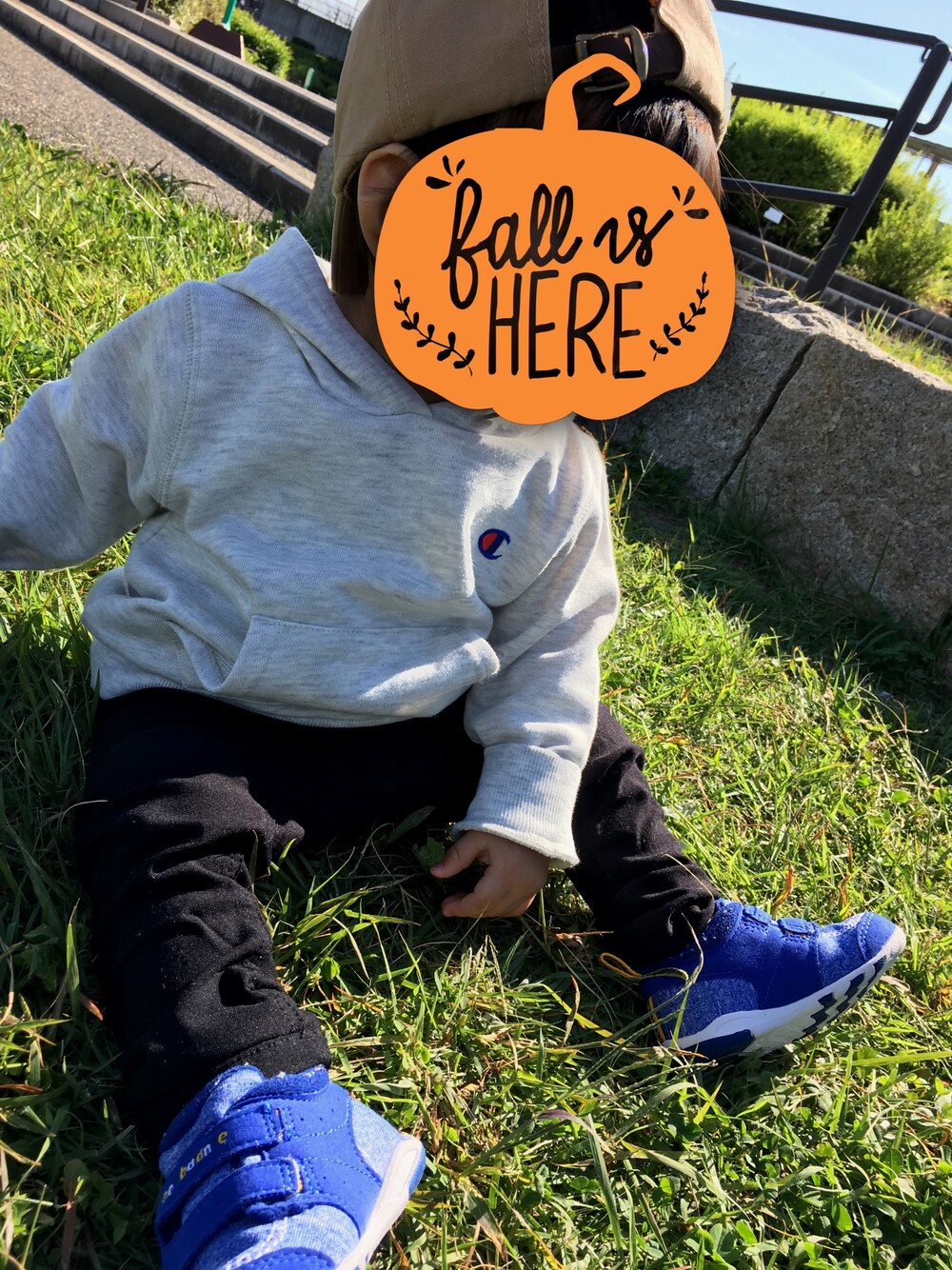 グレー系のTシャツ/カットソー、ブラック系のその他パンツ、ベージュ系のキャップを着用したキッズの秋コーディネートの1枚目の写真