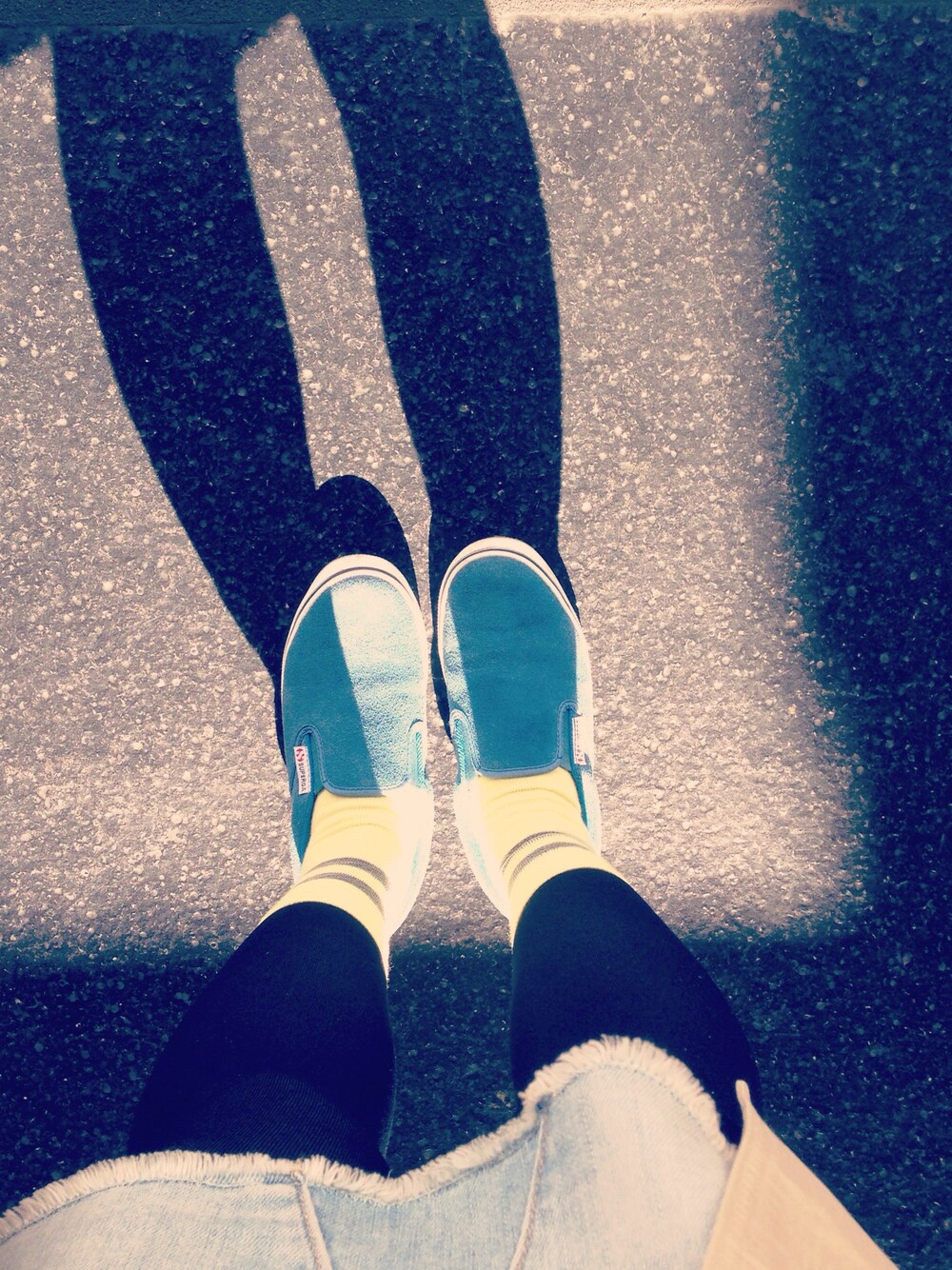 「スリッポンスニーカー」｜「SUPERGAのSUPERGA スリッポンスニーカー（スニーカー、ブルー系）」を使った、はるかさん（レディース・157cm）の春コーディネートの1枚目の写真