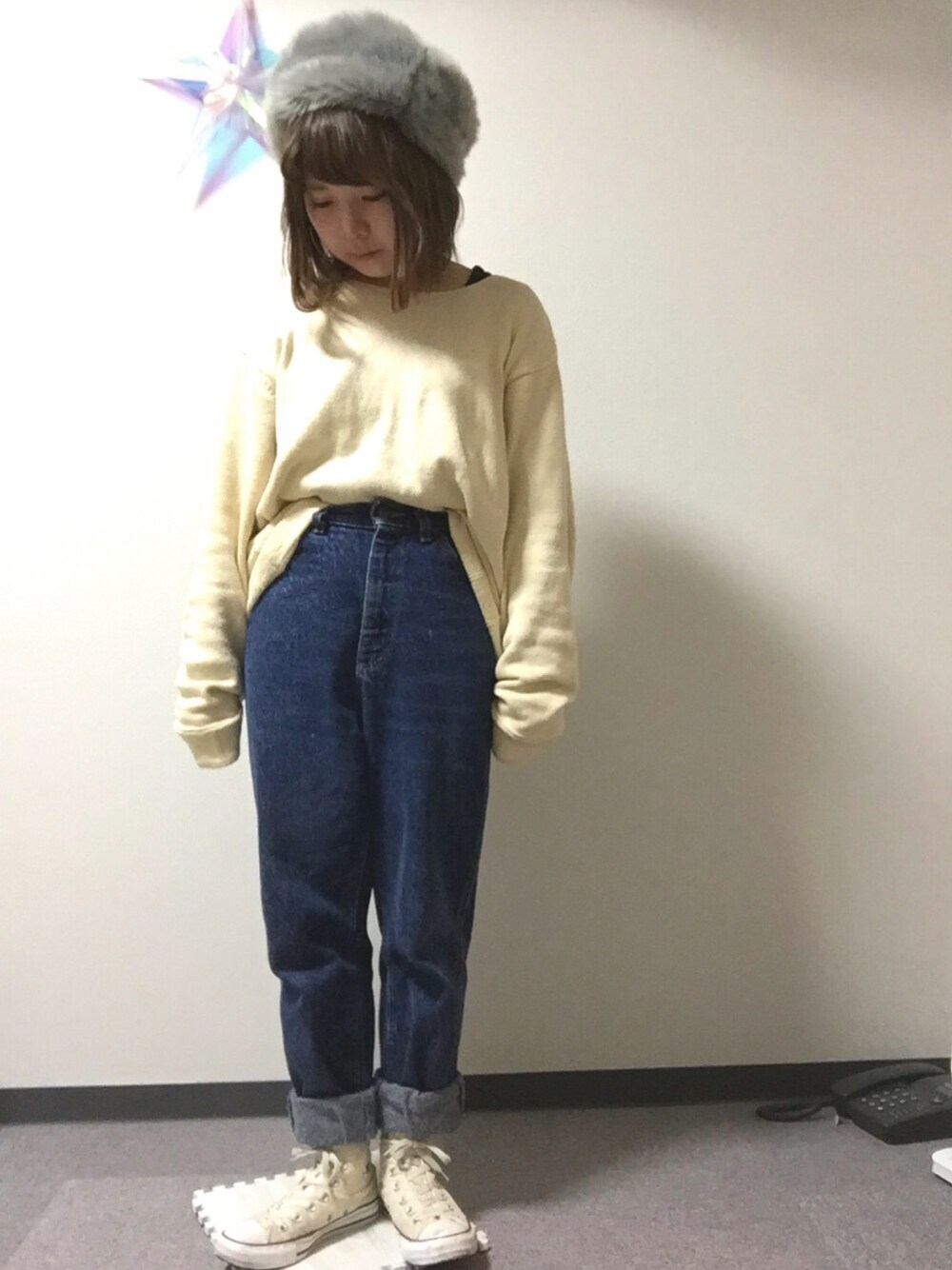 「秋のコーデ、シンプル、古着、ファー帽子、ニット、デニム、コンバース、ootd」｜「LOWRYS FARMのフェイクファーHAT　705187（ハット、グレー系）」を使った、ユッチさん（レディース・148cm）の秋コーディネートの1枚目の写真