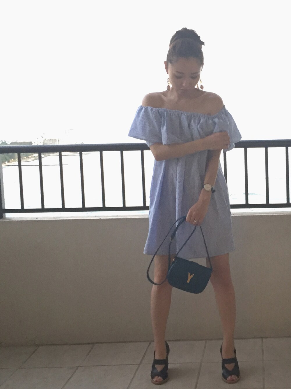「hawaii、オトナカジュアル、ゆるコーデ、大人コーデ、楽チンコーデ、ZARA、ポニーテール、ワンピース、reefur、ショルダーバッグ」｜「Yves Saint Laurentのアイテム（ショルダーバッグ、ブルー系）」を使った、marieeelu💋さん（レディース・150cm）の春コーディネートの1枚目の写真