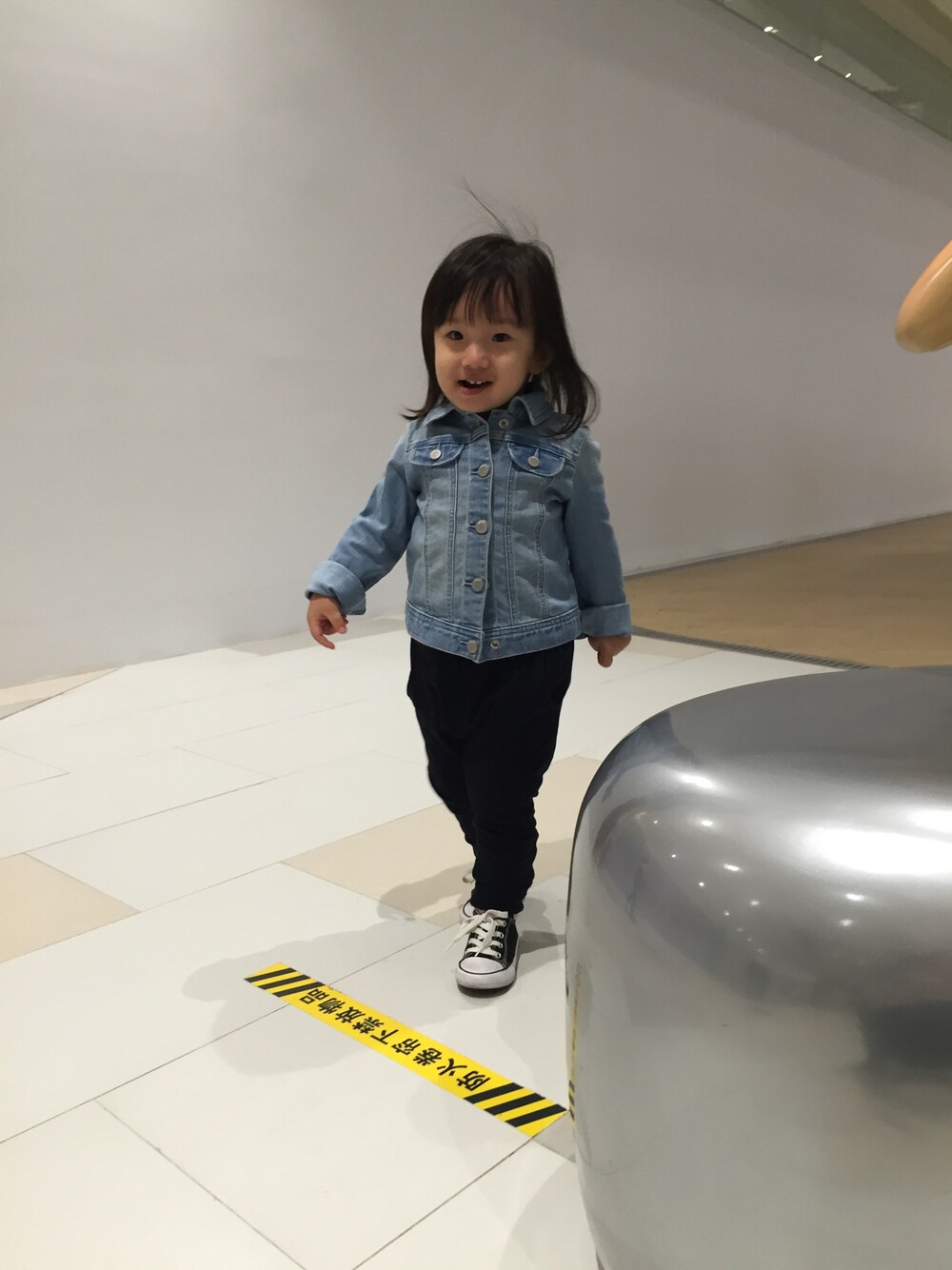 「babyGAPのアイテム（その他トップス、ブルー系）」を使った、lesslaylsnさん（キッズ・90cm）の秋コーディネートの1枚目の写真