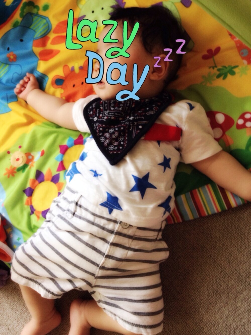 ホワイト系のTシャツ/カットソー、ホワイト系のその他パンツを着用したキッズの春コーディネートの1枚目の写真