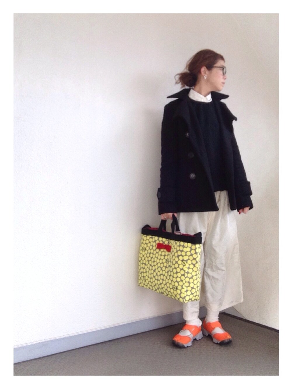 「MARC JACOBSのアイテム（ピーコート、ブラック系）」を使った、奥村展子さん（レディース・160cm）の冬コーディネートの1枚目の写真