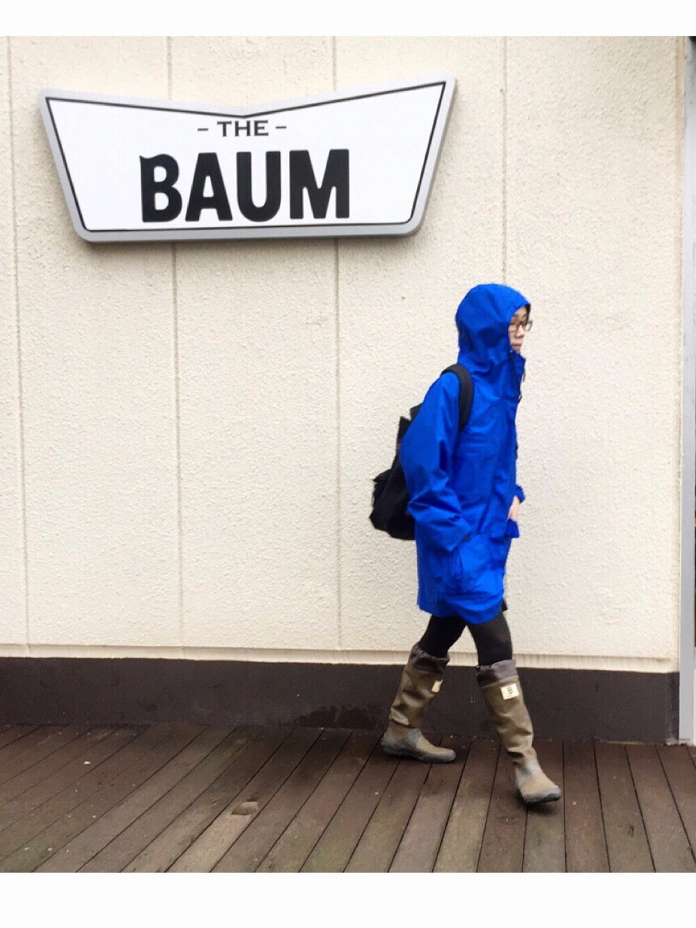 ブルー系のナイロンジャケット、グリーン系のその他シューズ、ブラック系のバックパック/リュックを着用したレディースの春コーディネートの1枚目の写真