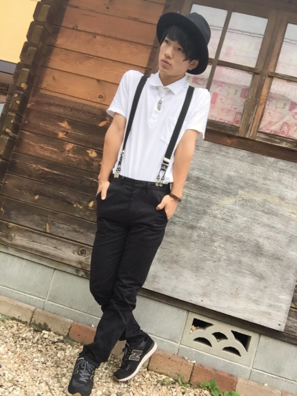 ホワイト系のポロシャツ、ブラック系のその他パンツ、ブラック系のスニーカーを着用したメンズの夏コーディネートの1枚目の写真