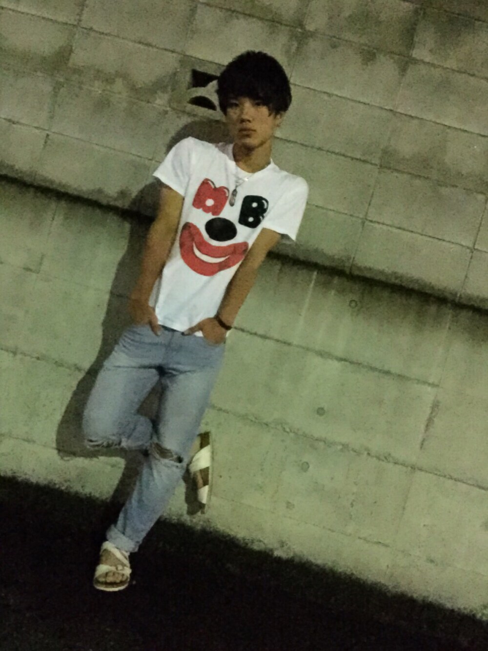 ホワイト系のTシャツ/カットソー、ブルー系のデニムパンツ、ホワイト系のサンダルを着用したメンズの夏コーディネートの1枚目の写真