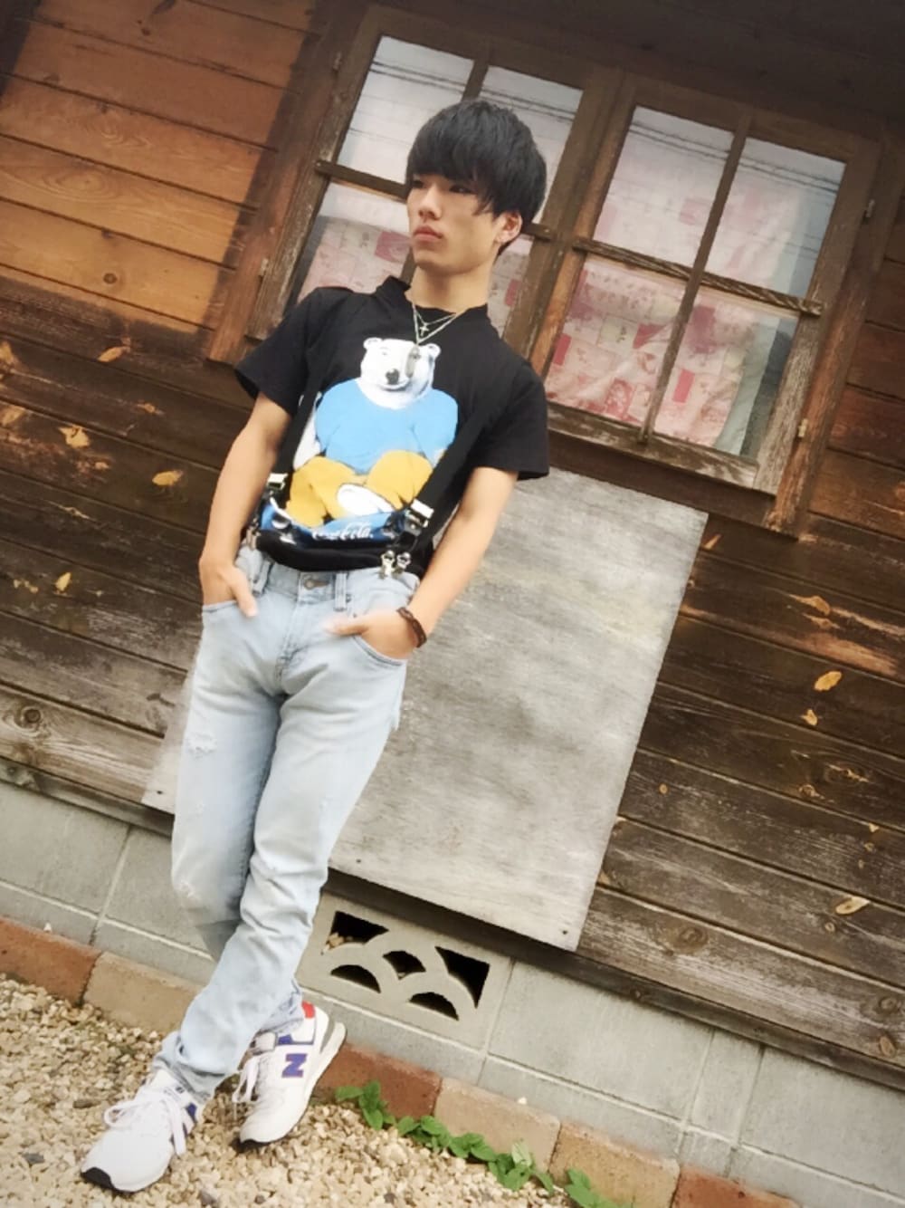 ブラック系のTシャツ/カットソー、ブルー系のデニムパンツ、ホワイト系のスニーカーを着用したメンズの夏コーディネートの1枚目の写真