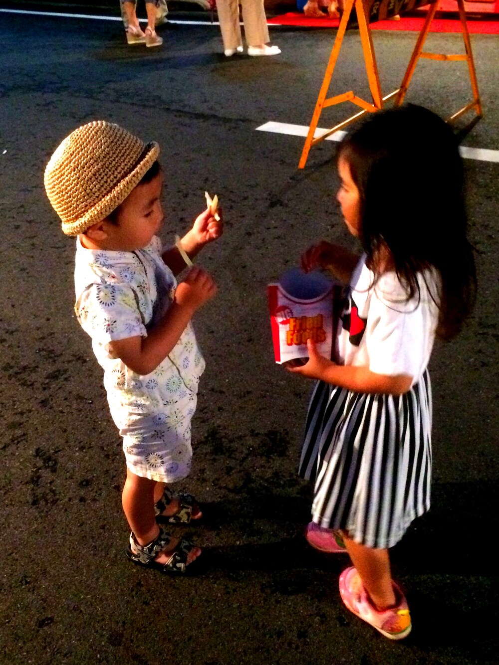 その他のサンダル、ベージュ系の帽子を着用したキッズの夏コーディネートの1枚目の写真