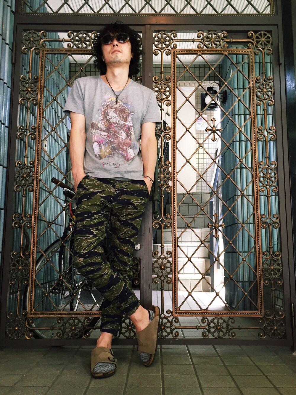 ベージュ系のサンダル、その他のその他パンツ、グレー系のTシャツ/カットソーを着用したメンズの夏コーディネートの1枚目の写真
