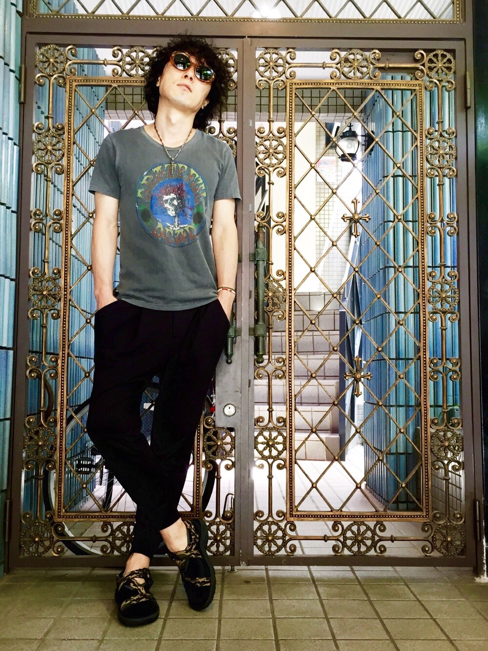 グレー系のTシャツ/カットソー、その他のサンダル、ブラック系のその他パンツを着用したメンズの夏コーディネートの1枚目の写真