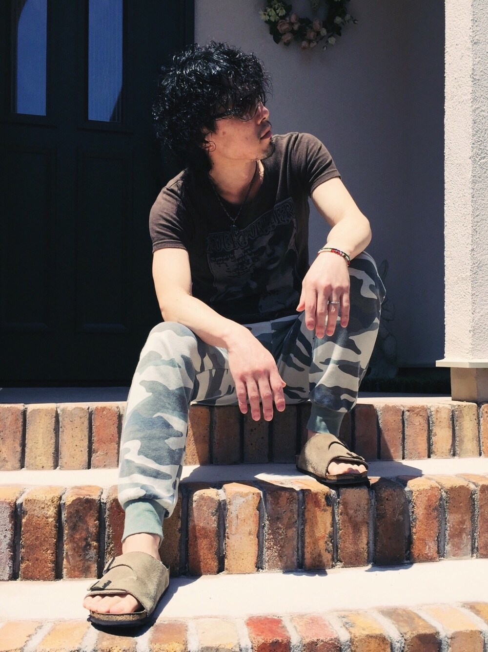 ブラウン系のTシャツ/カットソー、その他のパンツ、ベージュ系のサンダルを着用したメンズの夏コーディネートの1枚目の写真