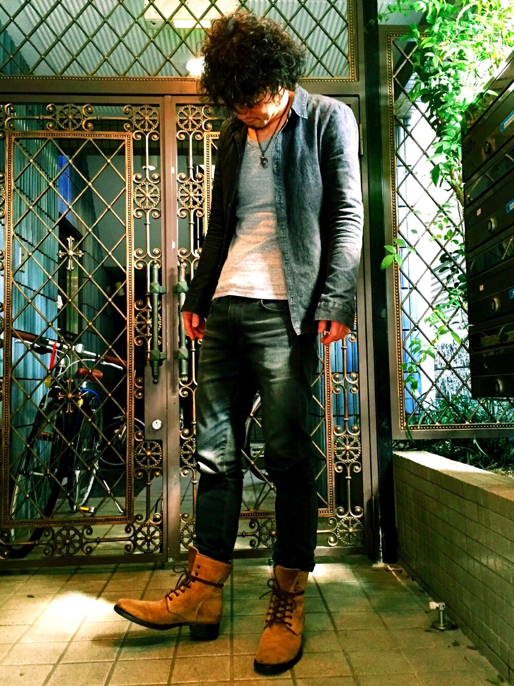 ブラック系のシャツ/ブラウス、グレー系のTシャツ/カットソー、ブラック系のデニムパンツを着用したメンズの春コーディネートの1枚目の写真