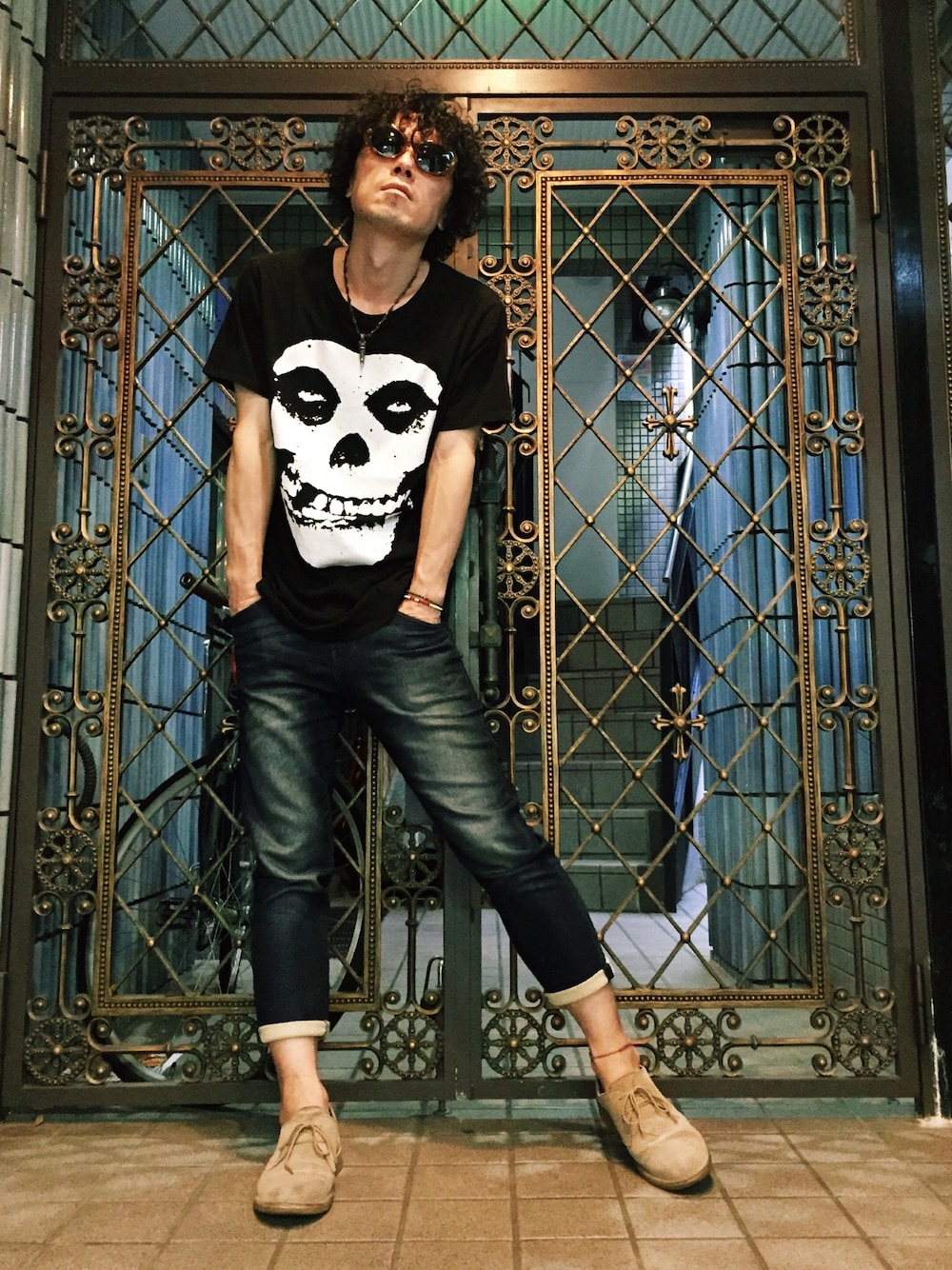 「大人カジュアル、misfits、バンドT、シンプル、スキニーデニム、アンクルパンツ、アンクレット、ナンバーナイン(NUMBER (N)INE)、ロック、Doシンプル部」｜「n(n) BY NUMBER (N)INEのF11-NNA002（サングラス、ブラウン系）」を使った、KEITA(ΦωΦ)さん（メンズ・181cm）の秋コーディネートの1枚目の写真
