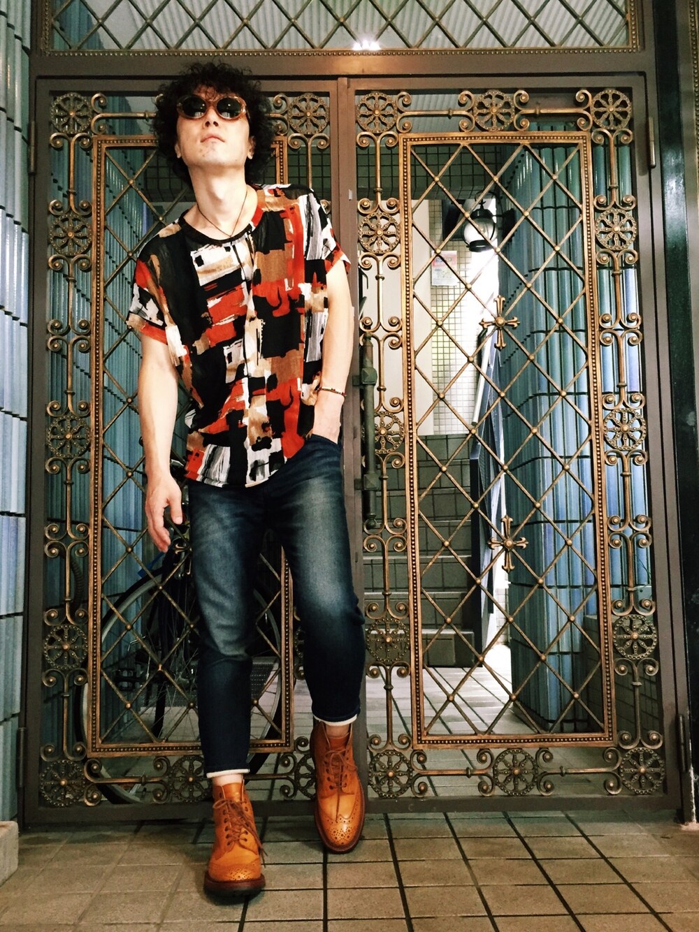 その他のTシャツ/カットソー、ブルー系のパンツ、イエロー系のブーツを着用したメンズの秋コーディネートの1枚目の写真