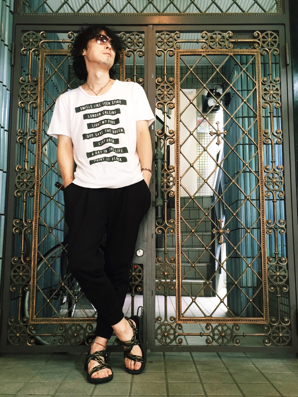 その他のサンダル、ベージュ系のTシャツ/カットソー、ブラック系のその他パンツを着用したメンズの夏コーディネートの1枚目の写真