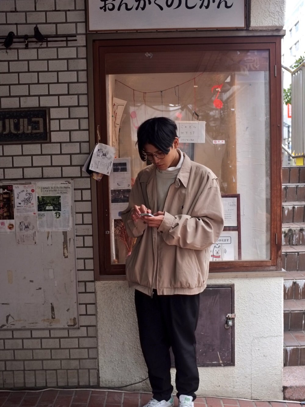 ホワイト系のTシャツ/カットソー、ホワイト系のTシャツ/カットソー、ベージュ系のジャケット/アウターを着用したメンズの冬コーディネートの1枚目の写真