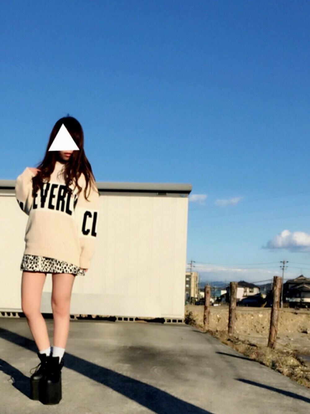 ベージュ系のニット/セーター、ホワイト系のスカート、ブラック系のシューズを着用したレディースの冬コーディネートの1枚目の写真