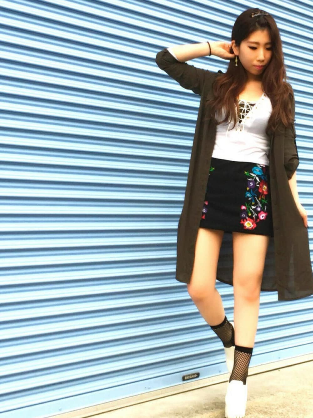 ホワイト系のTシャツ/カットソー、ブラック系のスカート、ホワイト系のパンプスを着用したレディースの春コーディネートの1枚目の写真