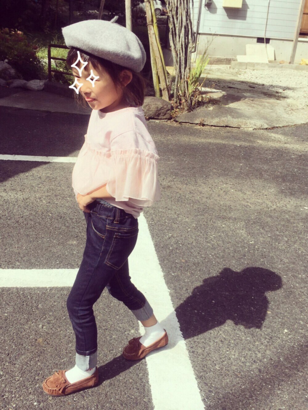 「キッズファッション、女の子コーデ、モカシン」｜「petit mainのフリルモチーフ5分袖Tシャツ（Tシャツ/カットソー、ピンク系）」を使った、anzuさん（キッズ・110cm）の秋コーディネートの1枚目の写真