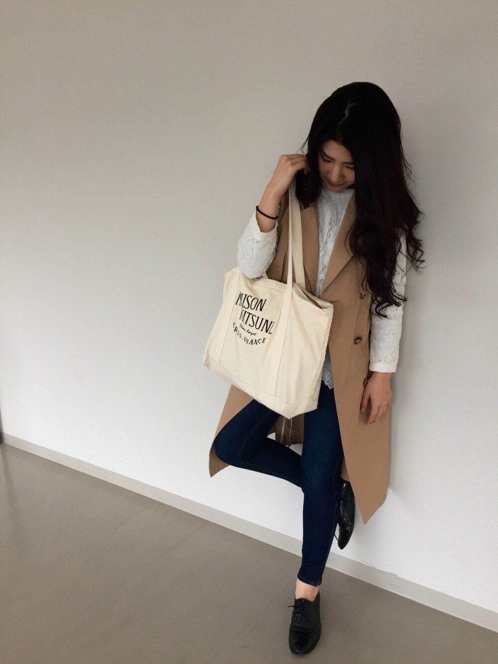 「ジレンチ」｜「Mila Owenのレースプルオーバー（Tシャツ/カットソー、ホワイト系）」を使った、Natsukiさん（レディース・155cm）の春コーディネートの1枚目の写真