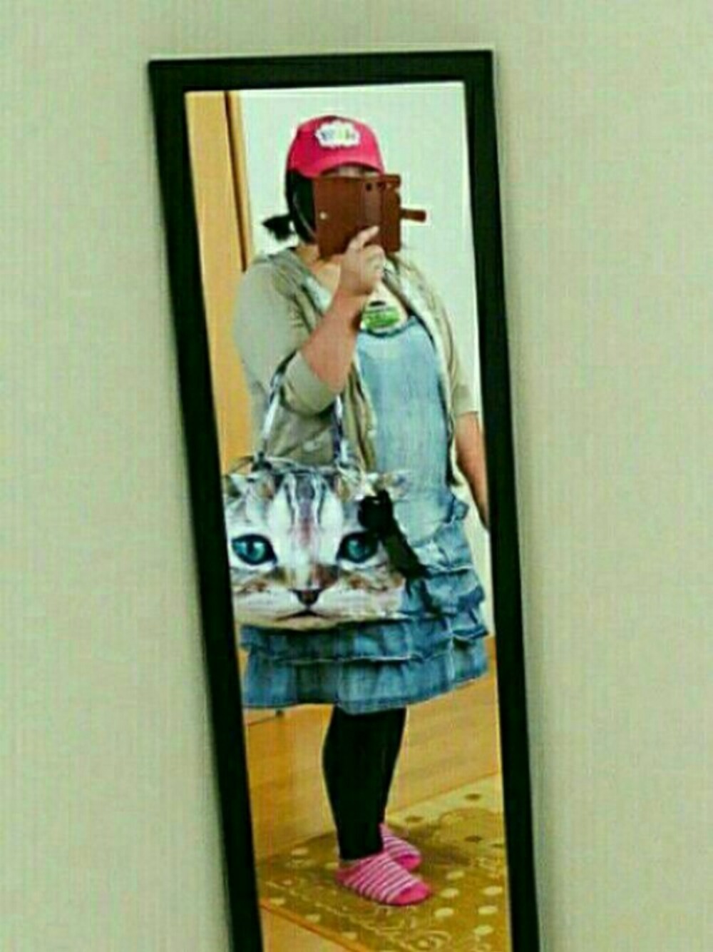 「デニムワンピース、デブでもオシャレ、デブコーデ、ぽっちゃりコーデ、ネコバッグ、猫、フリル、パーカー、カジュアル、MK KLEIN ＋」｜「SWIMMERのアイテム（キャップ、ピンク系）」を使った、ポンポコさん（レディース・157cm）の秋コーディネートの1枚目の写真