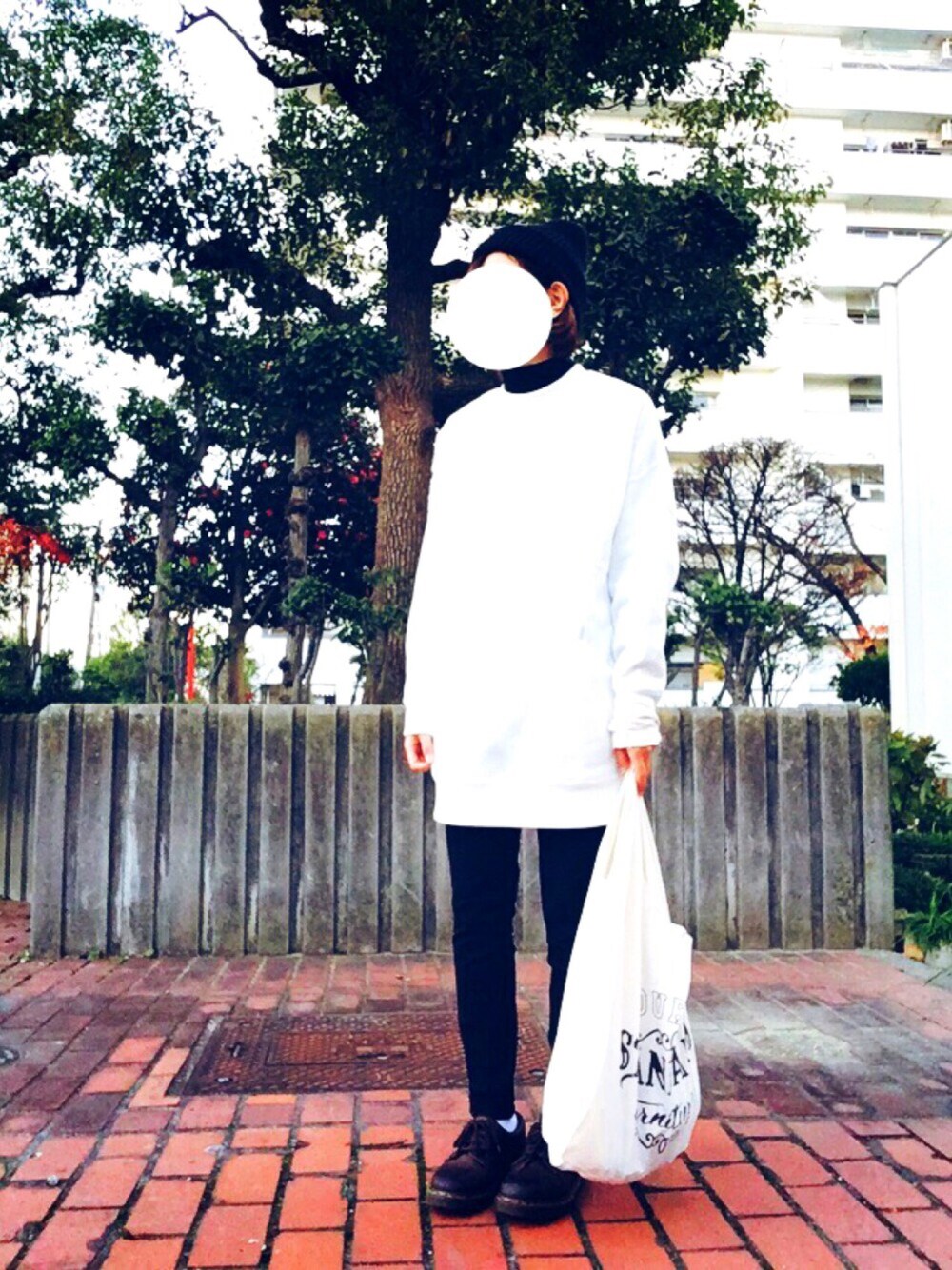 ホワイト系のスウェット、ブラック系のTシャツ/カットソー、ブラック系のその他パンツを着用したレディースの冬コーディネートの1枚目の写真