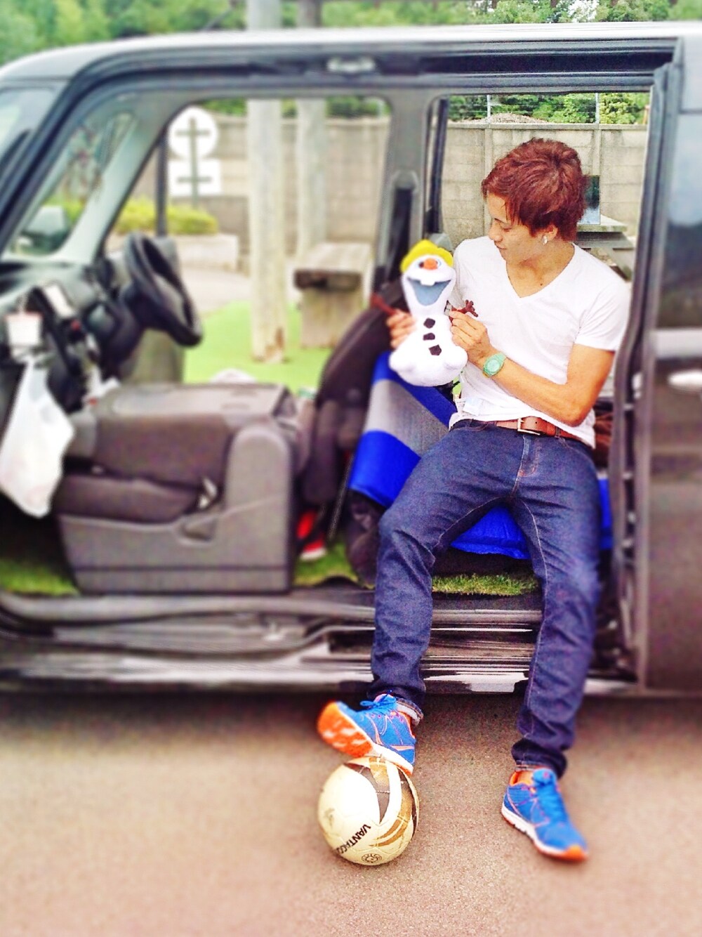 ホワイト系のTシャツ/カットソー、その他のデニムパンツ、ブルー系のスニーカーを着用したメンズの夏コーディネートの1枚目の写真