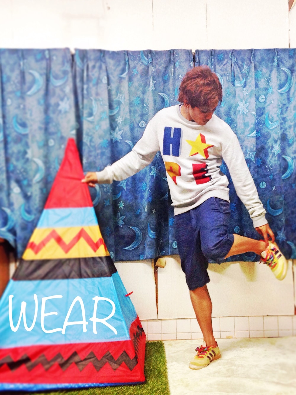 グレー系のスウェット、その他のその他パンツ、イエロー系のスニーカーを着用したメンズの秋コーディネートの1枚目の写真