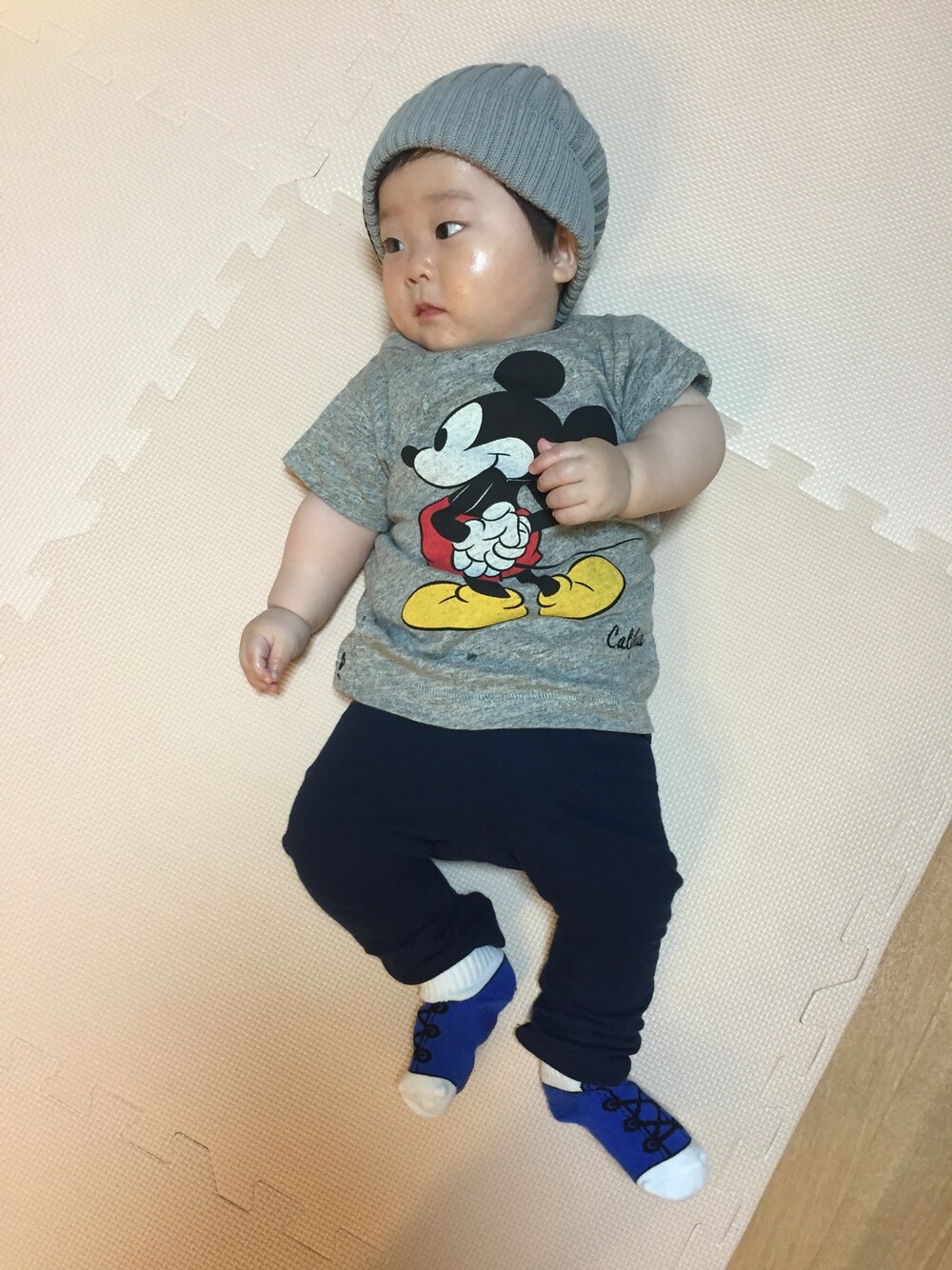 ブルー系のその他パンツ、ホワイト系のTシャツ/カットソー、グレー系のニットキャップ/ビーニーを着用したキッズの春コーディネートの1枚目の写真