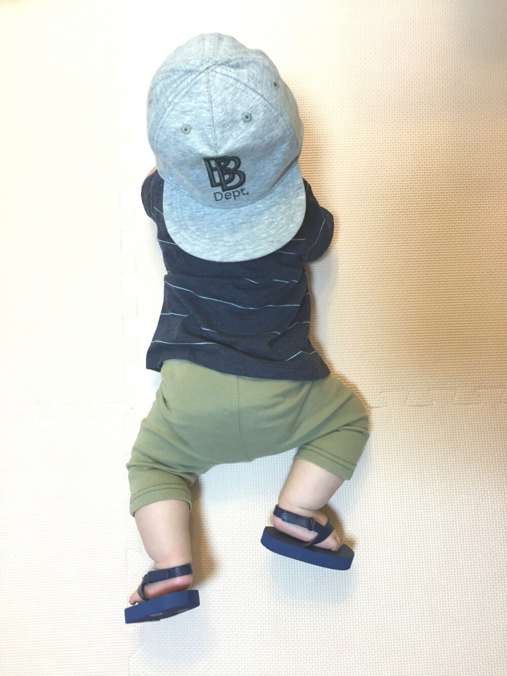 ブルー系のTシャツ/カットソー、グリーン系のその他パンツ、ブルー系のサンダルを着用したキッズの春コーディネートの1枚目の写真