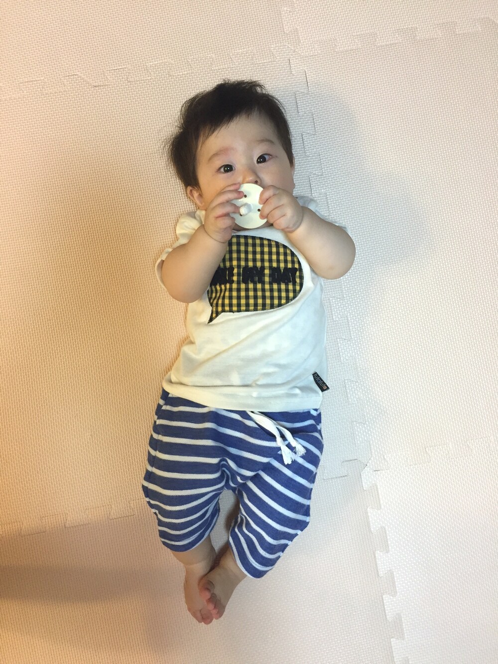 ホワイト系のTシャツ/カットソー、ブルー系のその他パンツ、ベージュ系のその他を着用したキッズの夏コーディネートの1枚目の写真